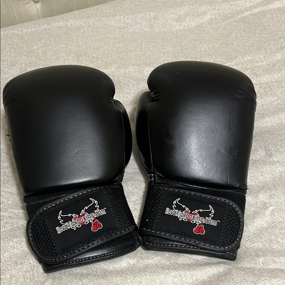 Black Boxing Gloves by ilovekickboxing